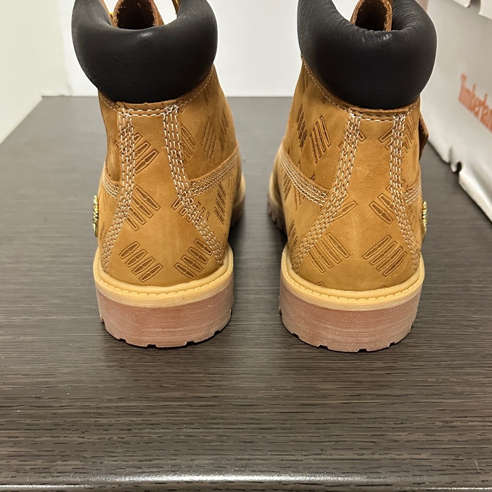 Boys Timberland Premium 6” Lace Boots in Wheat Nubuck Size 4 F52 - Picture 4 of 6